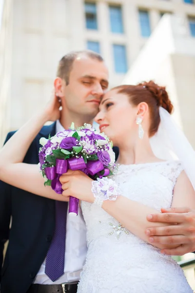 Pareja de bodas jóvenes disfrutando de momentos románticos. Celebraciones de bodas. Amor. Boda . — Foto de Stock