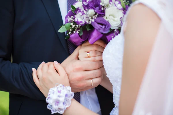 Pareja de bodas jóvenes disfrutando de momentos románticos. Celebraciones de bodas. Amor. Boda . —  Fotos de Stock