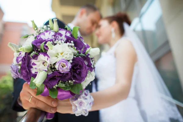 Pareja de bodas jóvenes disfrutando de momentos románticos. Celebraciones de bodas. Amor. Boda . —  Fotos de Stock