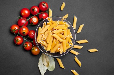 Makarna, domates ve salatalık ile natürmort. Makarna doku. Sebze. İtalyan makarna. Reklam için yer.
