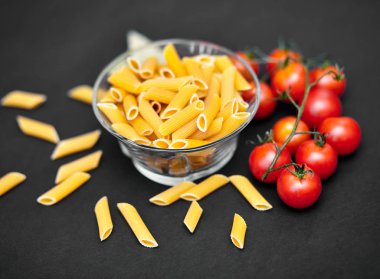 Makarna, domates ve salatalık ile natürmort. Makarna doku. Sebze. İtalyan makarna. Reklam için yer.