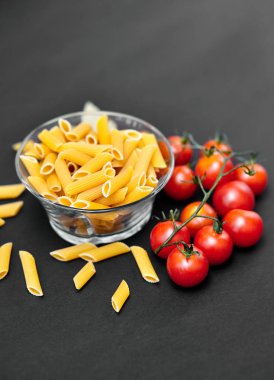 Makarna, domates ve salatalık ile natürmort. Makarna doku. Sebze. İtalyan makarna. Reklam için yer.