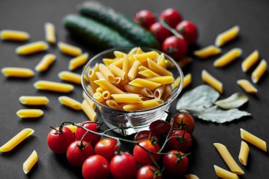Makarna, domates ve salatalık ile natürmort. Makarna doku. Sebze. İtalyan makarna. Reklam için yer.