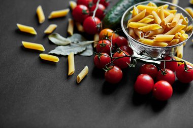 Makarna, domates ve salatalık ile natürmort. Makarna doku. Sebze. İtalyan makarna. Reklam için yer.