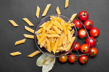 Makarna, domates ve salatalık ile natürmort. Makarna doku. Sebze. İtalyan makarna. Reklam için yer.