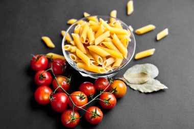 Makarna, domates ve salatalık ile natürmort. Makarna doku. Sebze. İtalyan makarna. Reklam için yer.