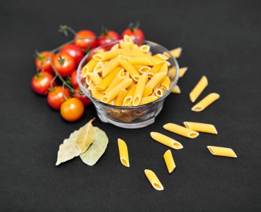 Makarna, domates ve salatalık ile natürmort. Makarna doku. Sebze. İtalyan makarna. Reklam için yer.