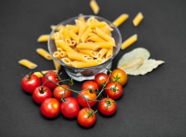 Makarna, domates ve salatalık ile natürmort. Makarna doku. Sebze. İtalyan makarna. Reklam için yer.