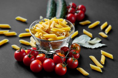 Makarna, domates ve salatalık ile natürmort. Makarna doku. Sebze. İtalyan makarna. Reklam için yer.