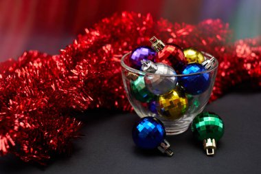 Yılbaşı dekor. Yeni yıl tatili kavramı. Noel dekor. 2017. napitok. Yeni yıl, Noel oyuncaklar bir fincan. Noel arka plan.