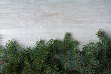 Ahşap ışıkları ağaç ve ışıltı bokeh xmas ile Noel arka plan arka plan bez. Neşeli Noel kartı. Kış tatil Tema. Yeni Yılınız Kutlu Olsun. Metin için yer. İyi Bayramlar