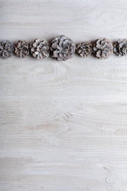 Ahşap ışıkları ağaç ve ışıltı bokeh xmas ile Noel arka plan arka plan bez. Neşeli Noel kartı. Kış tatil Tema. Yeni Yılınız Kutlu Olsun. Metin için yer. İyi Bayramlar