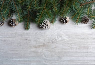 Ahşap ışıkları ağaç ve ışıltı bokeh xmas ile Noel arka plan arka plan bez. Neşeli Noel kartı. Kış tatil Tema. Yeni Yılınız Kutlu Olsun. Metin için yer. İyi Bayramlar