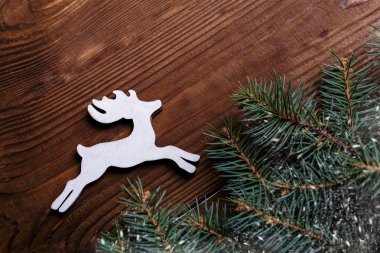 Ahşap ışıkları ağaç ve ışıltı bokeh xmas ile Noel arka plan arka plan bez. Neşeli Noel kartı. Kış tatil Tema. Yeni Yılınız Kutlu Olsun. Metin için yer. İyi Bayramlar