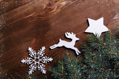 Ahşap ışıkları ağaç ve ışıltı bokeh xmas ile Noel arka plan arka plan bez. Neşeli Noel kartı. Kış tatil Tema. Yeni Yılınız Kutlu Olsun. Metin için yer. İyi Bayramlar