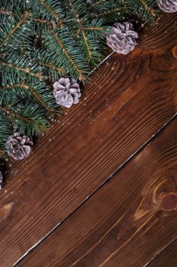 Ahşap ışıkları ağaç ve ışıltı bokeh xmas ile Noel arka plan arka plan bez. Neşeli Noel kartı. Kış tatil Tema. Yeni Yılınız Kutlu Olsun. Metin için yer. İyi Bayramlar