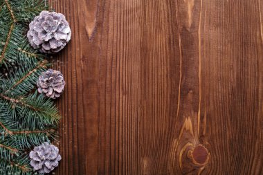 Ahşap ışıkları ağaç ve ışıltı bokeh xmas ile Noel arka plan arka plan bez. Neşeli Noel kartı. Kış tatil Tema. Yeni Yılınız Kutlu Olsun. Metin için yer. İyi Bayramlar