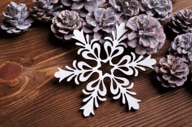 Ahşap ışıkları ağaç ve ışıltı bokeh xmas ile Noel arka plan arka plan bez. Neşeli Noel kartı. Kış tatil Tema. Yeni Yılınız Kutlu Olsun. Metin için yer. İyi Bayramlar