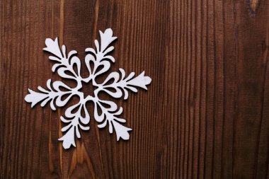 Ahşap ışıkları ağaç ve ışıltı bokeh xmas ile Noel arka plan arka plan bez. Neşeli Noel kartı. Kış tatil Tema. Yeni Yılınız Kutlu Olsun. Metin için yer. İyi Bayramlar