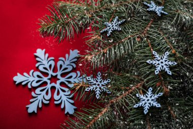 Ahşap ışıkları ağaç ve ışıltı bokeh xmas ile Noel arka plan arka plan bez. Neşeli Noel kartı. Kış tatil Tema. Yeni Yılınız Kutlu Olsun. Metin için yer. İyi Bayramlar