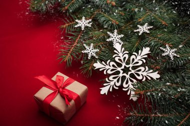 Ahşap ışıkları ağaç ve ışıltı bokeh xmas ile Noel arka plan arka plan bez. Neşeli Noel kartı. Kış tatil Tema. Yeni Yılınız Kutlu Olsun. Metin için yer. İyi Bayramlar