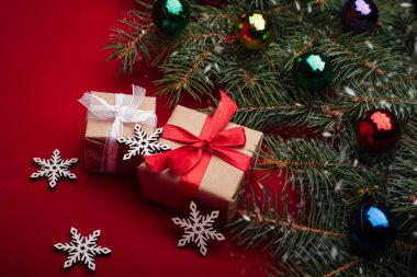 Ahşap ışıkları ağaç ve ışıltı bokeh xmas ile Noel arka plan arka plan bez. Neşeli Noel kartı. Kış tatil Tema. Yeni Yılınız Kutlu Olsun. Metin için yer. İyi Bayramlar