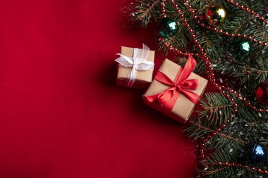 Ahşap ışıkları ağaç ve ışıltı bokeh xmas ile Noel arka plan arka plan bez. Neşeli Noel kartı. Kış tatil Tema. Yeni Yılınız Kutlu Olsun. Metin için yer. İyi Bayramlar