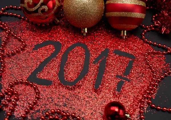 Nowy rok wystrój. Koncepcja nowego roku wakacje. Boże Narodzenie wystrój. Brokat, cekiny, koraliki, kulki gerlyandy. 2017. — Zdjęcie stockowe