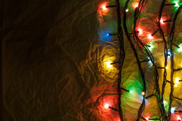 Vánoční pozadí se světly a volný textový prostor. Hranice vánočního světla. Zářící barevné vánoční světla na černém pozadí. Nový rok. Vánoce. Výzdoba. Garland. — Stock fotografie