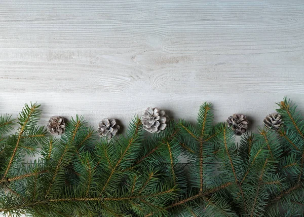 Jul bakgrund med xmas träd och glitter bokeh lampor på trä duk bakgrund. God jul-kort. Vintersemester tema. Gott nytt år. Utrymme för text. Trevlig helg — Stockfoto