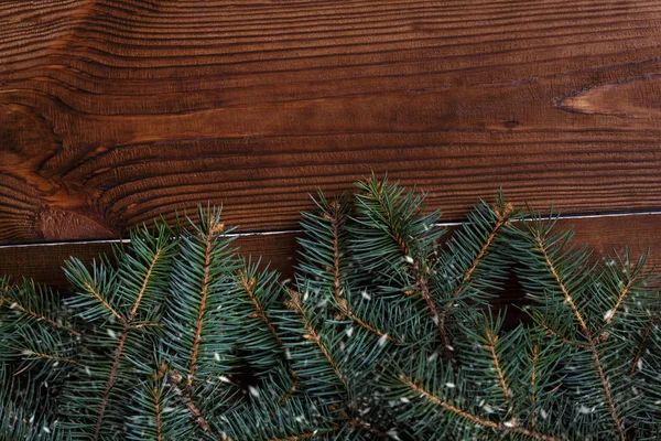 Jul bakgrund med xmas träd och glitter bokeh lampor på trä duk bakgrund. God jul-kort. Vintersemester tema. Gott nytt år. Utrymme för text. Trevlig helg — Stockfoto