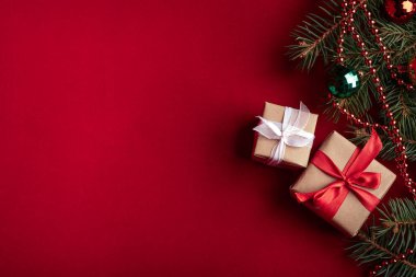 Ahşap ışıkları ağaç ve ışıltı bokeh xmas ile Noel arka plan arka plan bez. Neşeli Noel kartı. Kış tatil Tema. Yeni Yılınız Kutlu Olsun. Metin için yer. İyi Bayramlar