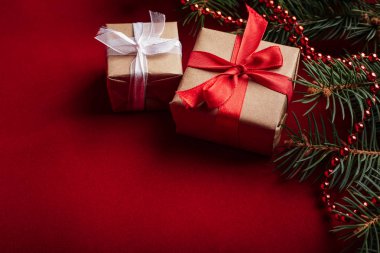 Ahşap ışıkları ağaç ve ışıltı bokeh xmas ile Noel arka plan arka plan bez. Neşeli Noel kartı. Kış tatil Tema. Yeni Yılınız Kutlu Olsun. Metin için yer. İyi Bayramlar