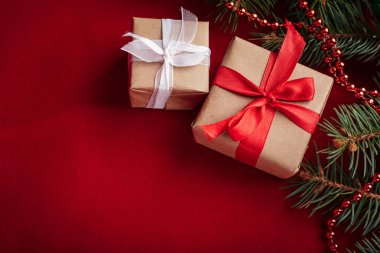 Ahşap ışıkları ağaç ve ışıltı bokeh xmas ile Noel arka plan arka plan bez. Neşeli Noel kartı. Kış tatil Tema. Yeni Yılınız Kutlu Olsun. Metin için yer. İyi Bayramlar