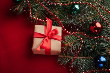 Ahşap ışıkları ağaç ve ışıltı bokeh xmas ile Noel arka plan arka plan bez. Neşeli Noel kartı. Kış tatil Tema. Yeni Yılınız Kutlu Olsun. Metin için yer. İyi Bayramlar