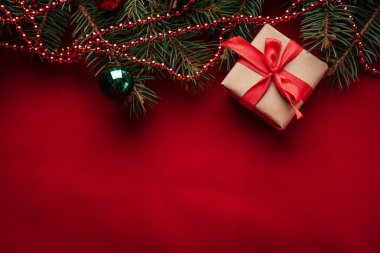 Ahşap ışıkları ağaç ve ışıltı bokeh xmas ile Noel arka plan arka plan bez. Neşeli Noel kartı. Kış tatil Tema. Yeni Yılınız Kutlu Olsun. Metin için yer. İyi Bayramlar