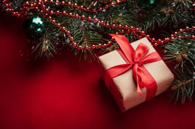 Ahşap ışıkları ağaç ve ışıltı bokeh xmas ile Noel arka plan arka plan bez. Neşeli Noel kartı. Kış tatil Tema. Yeni Yılınız Kutlu Olsun. Metin için yer. İyi Bayramlar