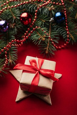 Ahşap ışıkları ağaç ve ışıltı bokeh xmas ile Noel arka plan arka plan bez. Neşeli Noel kartı. Kış tatil Tema. Yeni Yılınız Kutlu Olsun. Metin için yer. İyi Bayramlar