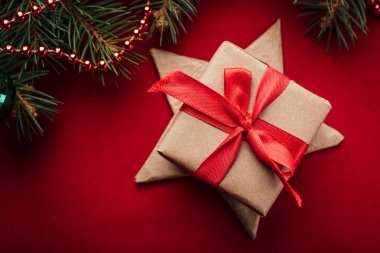 Ahşap ışıkları ağaç ve ışıltı bokeh xmas ile Noel arka plan arka plan bez. Neşeli Noel kartı. Kış tatil Tema. Yeni Yılınız Kutlu Olsun. Metin için yer. İyi Bayramlar