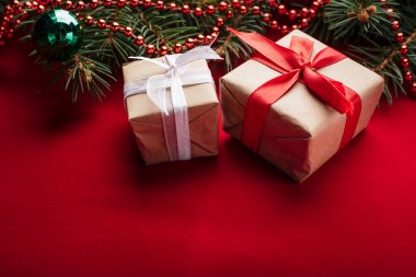 Ahşap ışıkları ağaç ve ışıltı bokeh xmas ile Noel arka plan arka plan bez. Neşeli Noel kartı. Kış tatil Tema. Yeni Yılınız Kutlu Olsun. Metin için yer. İyi Bayramlar