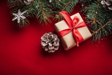 Ahşap ışıkları ağaç ve ışıltı bokeh xmas ile Noel arka plan arka plan bez. Neşeli Noel kartı. Kış tatil Tema. Yeni Yılınız Kutlu Olsun. Metin için yer. İyi Bayramlar