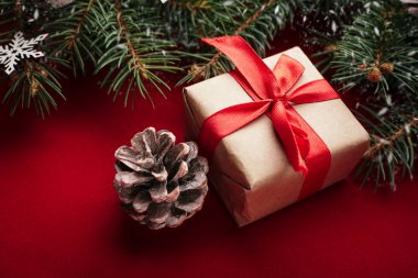 Ahşap ışıkları ağaç ve ışıltı bokeh xmas ile Noel arka plan arka plan bez. Neşeli Noel kartı. Kış tatil Tema. Yeni Yılınız Kutlu Olsun. Metin için yer. İyi Bayramlar