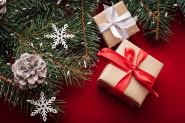 Ahşap ışıkları ağaç ve ışıltı bokeh xmas ile Noel arka plan arka plan bez. Neşeli Noel kartı. Kış tatil Tema. Yeni Yılınız Kutlu Olsun. Metin için yer. İyi Bayramlar