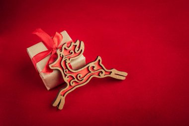 Ahşap ışıkları ağaç ve ışıltı bokeh xmas ile Noel arka plan arka plan bez. Neşeli Noel kartı. Kış tatil Tema. Yeni Yılınız Kutlu Olsun. Metin için yer. İyi Bayramlar