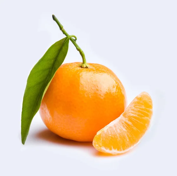 Reife Mandarine in Großaufnahme auf weißem Hintergrund. Mandarinenorange. Bunte Speisen und Getränke Stillleben Konzept. frisches Obst. Clementine. Zitrusfrüchte. Ernährung. Vitamine. gesunde Ernährung. — Stockfoto