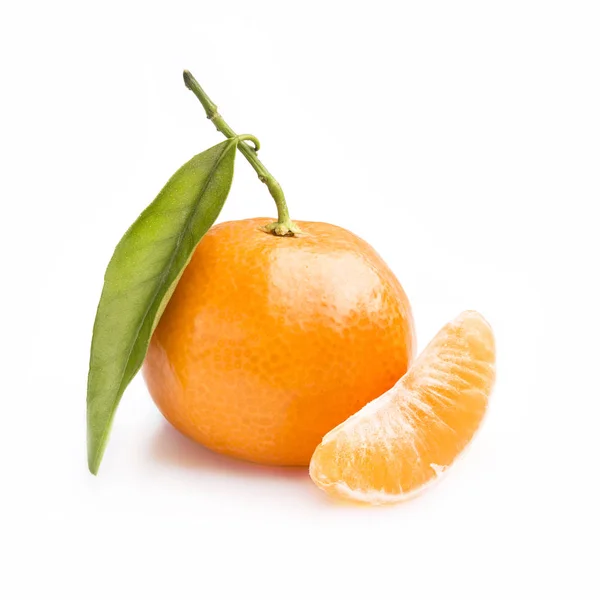 Спелый мандарин крупным планом на белом фоне. Оранжевый мандарин. Красочный натюрморт "Еда и напитки". Свежие фрукты. Клементина. Цитрусовые. Диета. Витамины. Здоровое питание . — стоковое фото