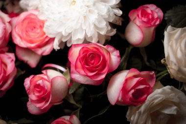 Gül buket çiçek natürmort. Güzel taze pembe gül. Rose vecize düğün buketi. pembe ve beyaz taze gül yığını. Sokak çiçek pazarı. Siyah bir arka plan üzerinde farklı gül