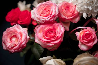 Gül buket çiçek natürmort. Güzel taze pembe gül. Rose vecize düğün buketi. pembe ve beyaz taze gül yığını. Sokak çiçek pazarı. Siyah bir arka plan üzerinde farklı gül