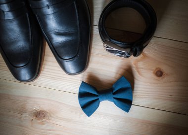 İşadamı aksesuarları. Adamın tarzı. Erkek aksesuarlar: erkekler kelebek, erkek ayakkabıları, erkek saatler. Damat kelebek ayakkabı kemer saatler ayarla