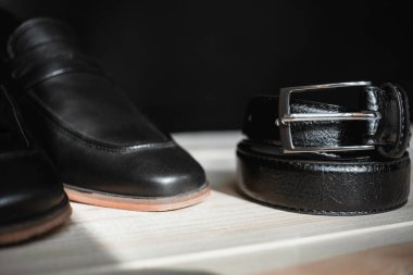 İşadamı aksesuarları. Adamın tarzı. Erkek aksesuarlar: erkekler kelebek, erkek ayakkabıları, erkek saatler. Damat kelebek ayakkabı kemer saatler ayarla